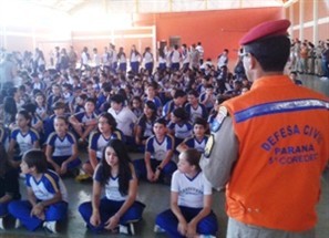 Mais de 700 alunos de um colégio estadual de Maringá participaram de um treinamento para aprender a enfrentar situações de perigo em âmbito escolar